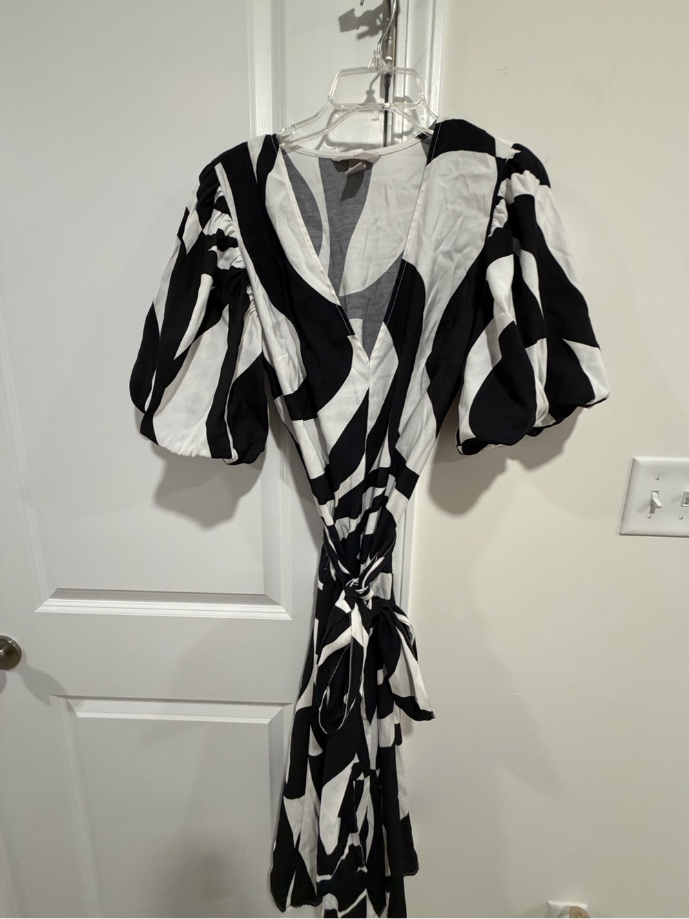 H&M Black & White Puff Sleeve Tie Belt Dress